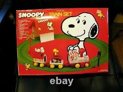 Vintage Snoopy Wind Up Train Set Nouveau Dans L'emballage Original Vers 1965